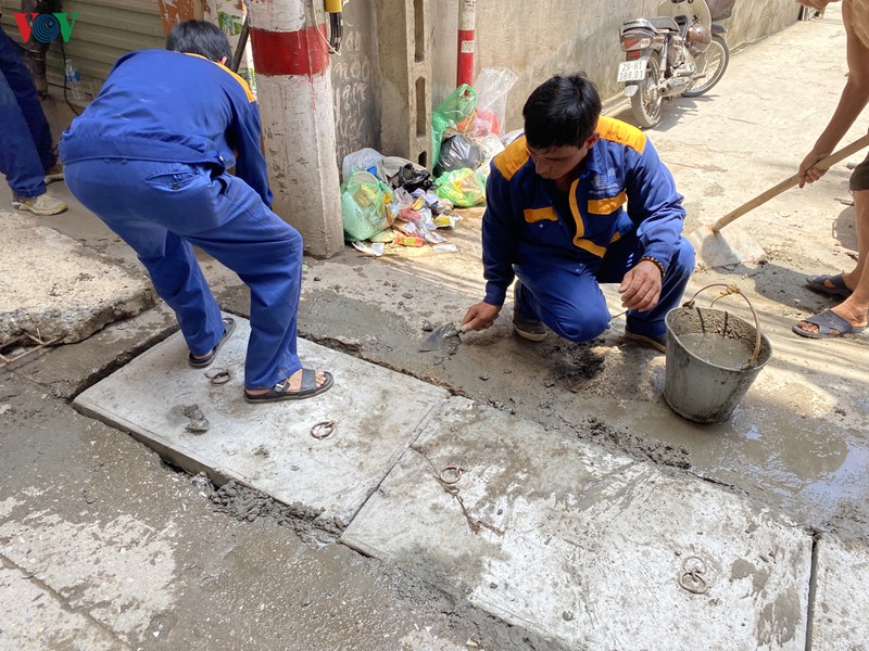 anh: xe nang, ba gac "cay" nat ngo 36 pho dich vong hau, ha noi hinh 9