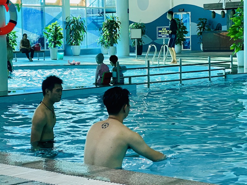 anh: nhieu be boi o ha noi vang ve du thoi tiet nang nong gay gat hinh 5