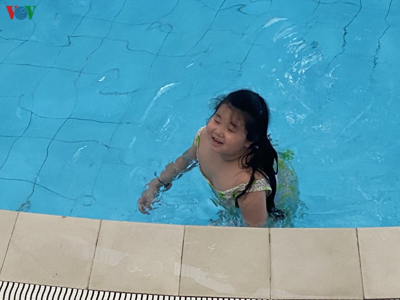 anh: nhieu be boi o ha noi vang ve du thoi tiet nang nong gay gat hinh 7