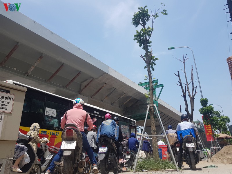 nguoi dan chat vat vi cai nong "nhu thieu dot" tren duong pho ha noi hinh 1