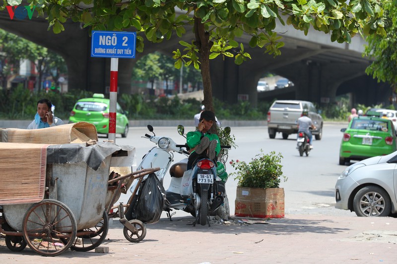 nguoi dan chat vat vi cai nong "nhu thieu dot" tren duong pho ha noi hinh 11