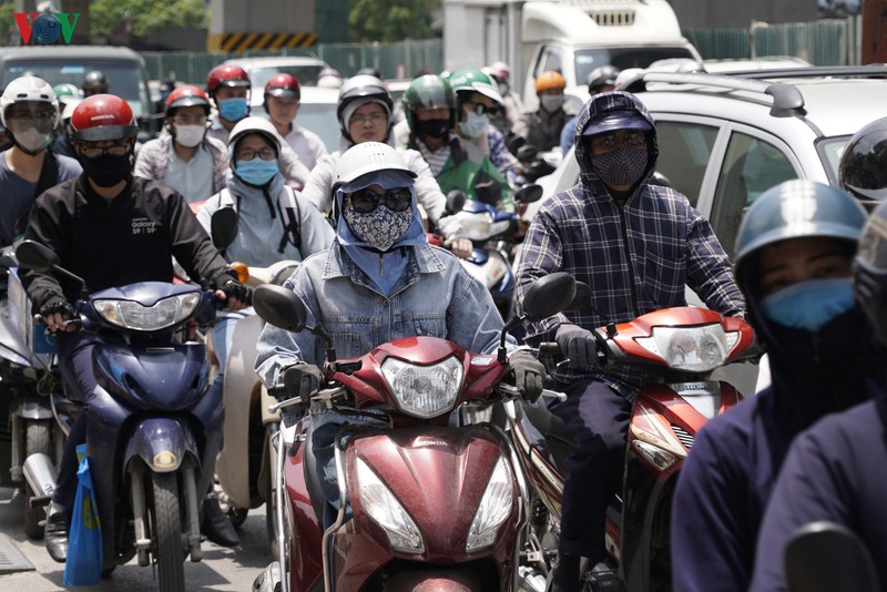 nguoi dan chat vat vi cai nong "nhu thieu dot" tren duong pho ha noi hinh 2