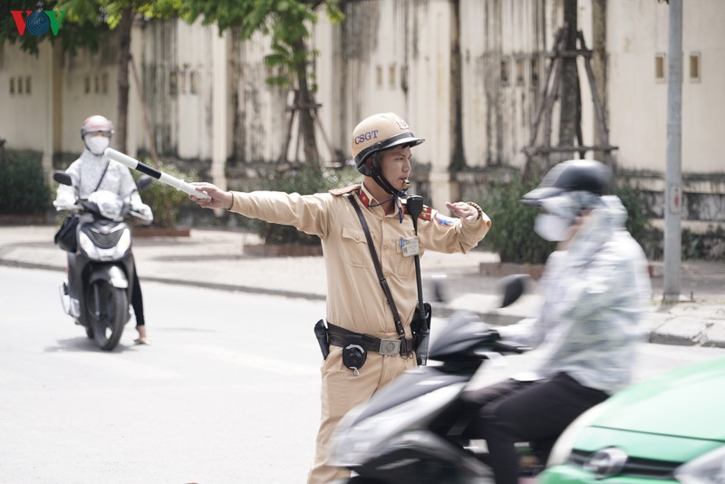 csgt ha noi phoi minh giua cai nang do lua de dieu tiet giao thong hinh 3