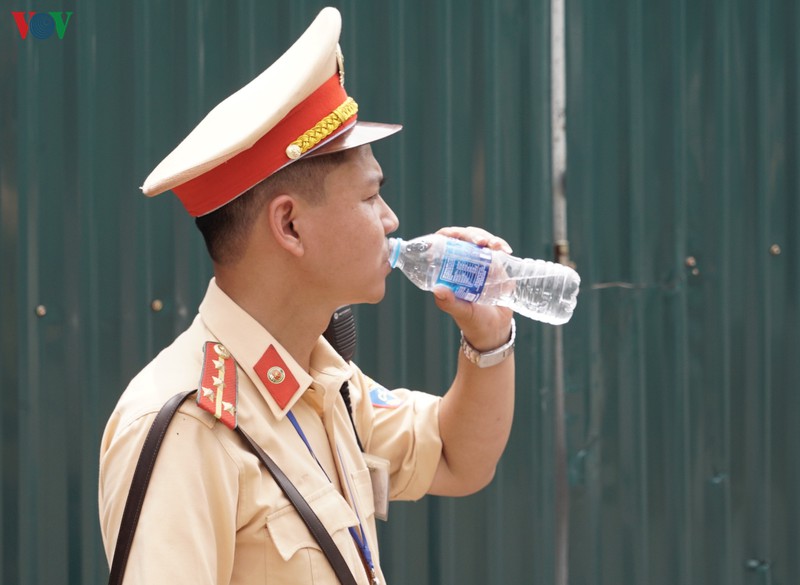 csgt ha noi phoi minh giua cai nang do lua de dieu tiet giao thong hinh 5