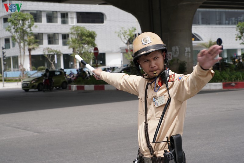 csgt ha noi phoi minh giua cai nang do lua de dieu tiet giao thong hinh 1