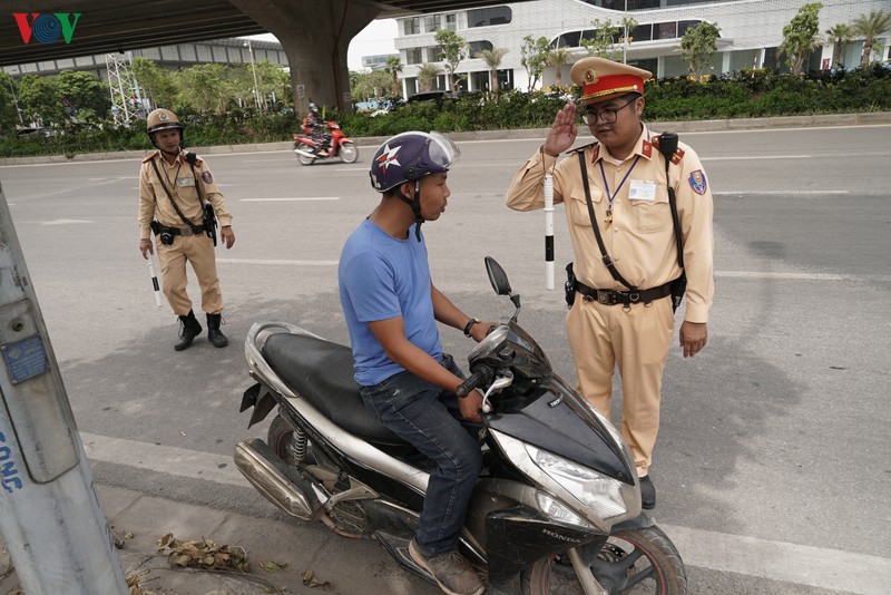 csgt ha noi phoi minh giua cai nang do lua de dieu tiet giao thong hinh 6