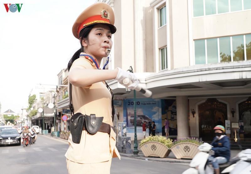 csgt ha noi phoi minh giua cai nang do lua de dieu tiet giao thong hinh 8