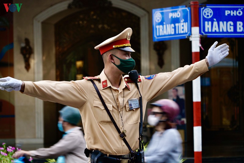 csgt ha noi phoi minh giua cai nang do lua de dieu tiet giao thong hinh 9