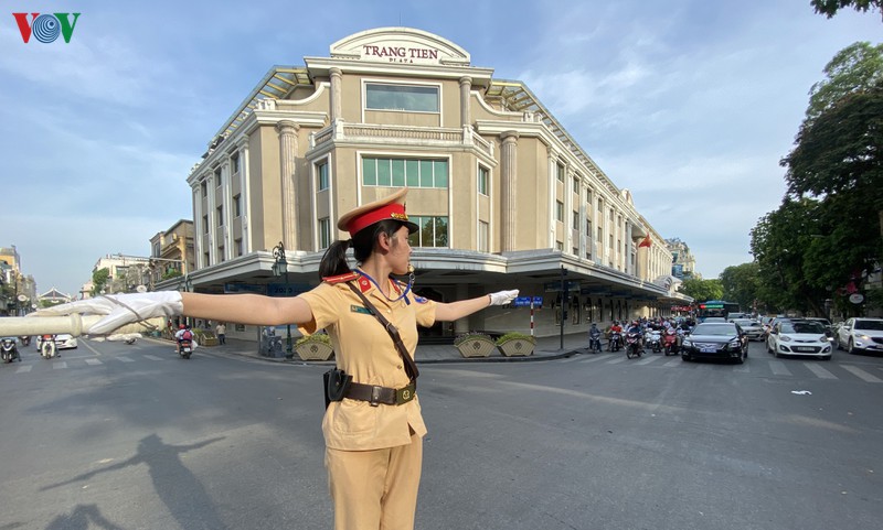 csgt ha noi phoi minh giua cai nang do lua de dieu tiet giao thong hinh 7