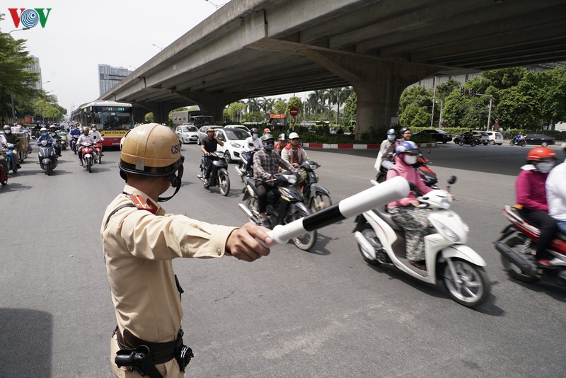 csgt ha noi phoi minh giua cai nang do lua de dieu tiet giao thong hinh 2
