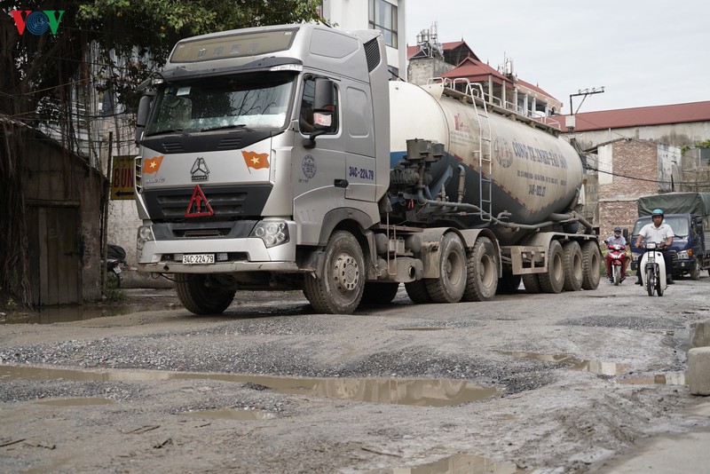 xe tai, container cay nat mat duong, pho keo xuong cap tram trong hinh 12