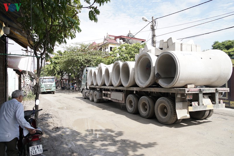 xe tai, container cay nat mat duong, pho keo xuong cap tram trong hinh 2