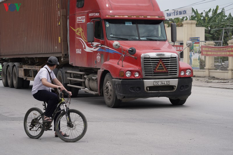 xe tai, container cay nat mat duong, pho keo xuong cap tram trong hinh 14