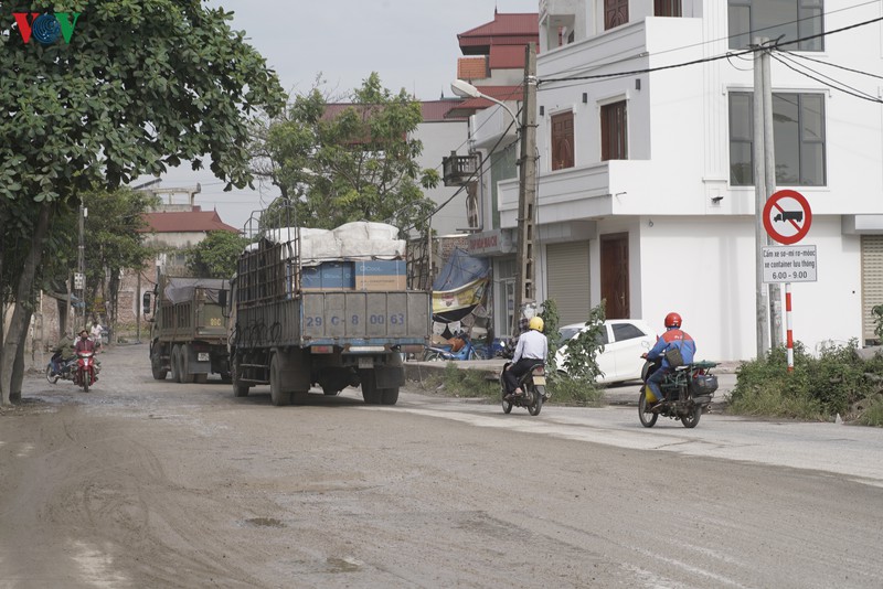 xe tai, container cay nat mat duong, pho keo xuong cap tram trong hinh 3