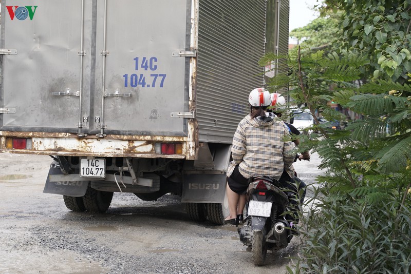 xe tai, container cay nat mat duong, pho keo xuong cap tram trong hinh 7