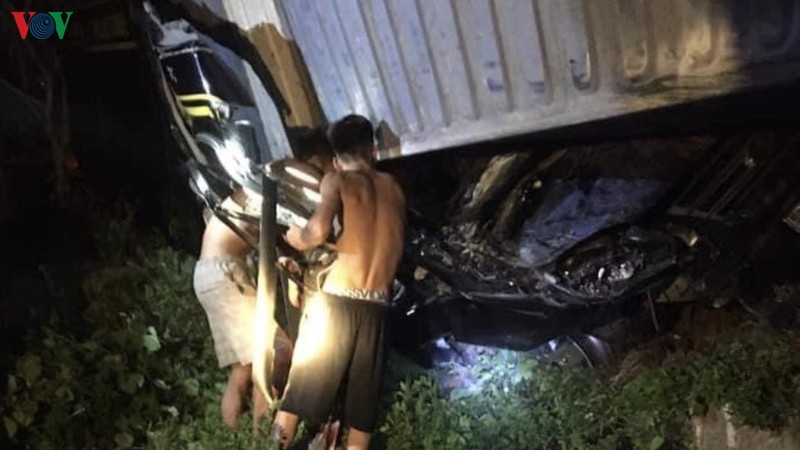 quang ninh: xac dinh danh tinh 3 nguoi tu nan trong vu xe container de trung xe limou hinh 1