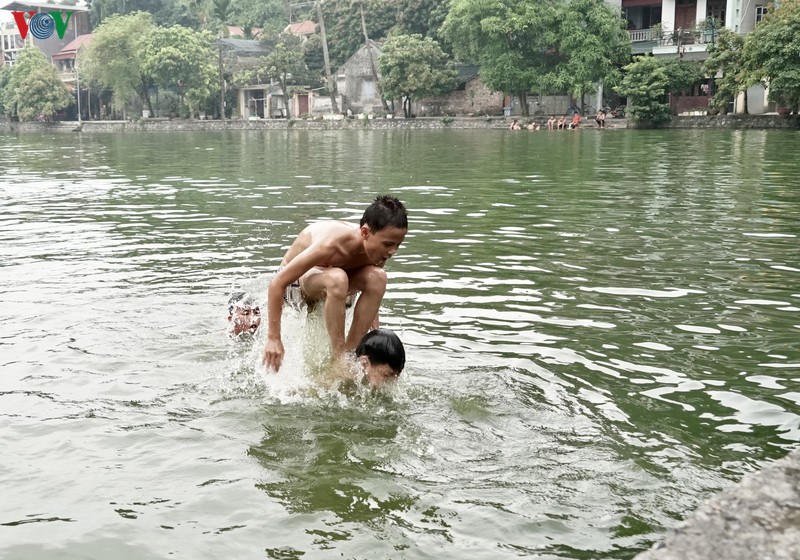 anh: hiem hoa tu nhung cu nhay lon dau tai ho nghin tuoi o ha noi hinh 4