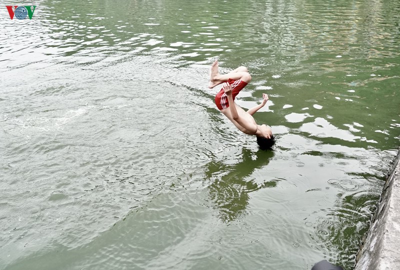 anh: hiem hoa tu nhung cu nhay lon dau tai ho nghin tuoi o ha noi hinh 13