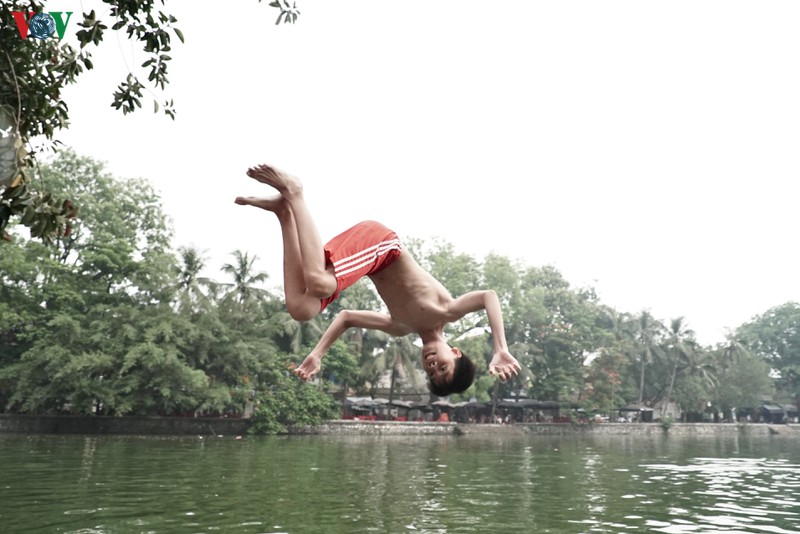 anh: hiem hoa tu nhung cu nhay lon dau tai ho nghin tuoi o ha noi hinh 1