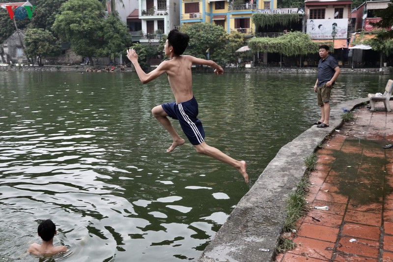 anh: hiem hoa tu nhung cu nhay lon dau tai ho nghin tuoi o ha noi hinh 5