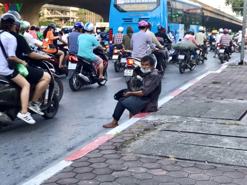 nguoi an xin "tran" ra nga tu o ha noi, nguy co mat an toan giao thong hinh 1