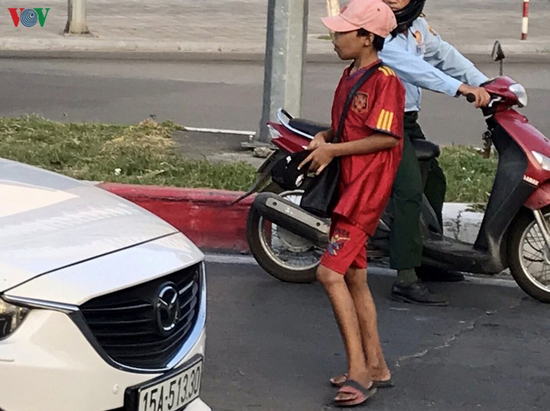 nguoi an xin "tran" ra nga tu o ha noi, nguy co mat an toan giao thong hinh 6