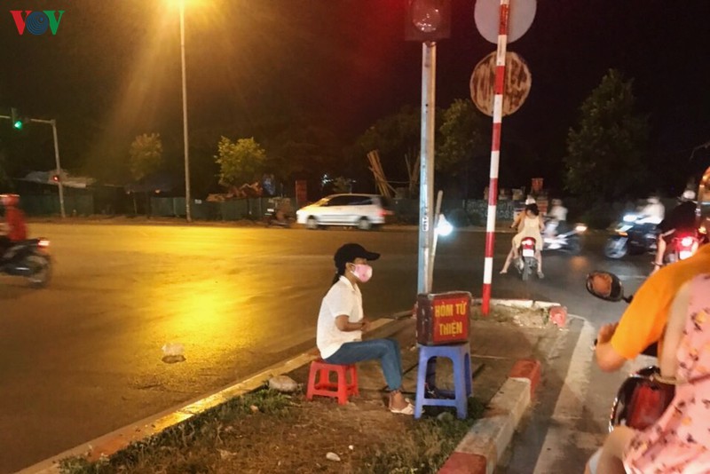 nguoi an xin "tran" ra nga tu o ha noi, nguy co mat an toan giao thong hinh 7