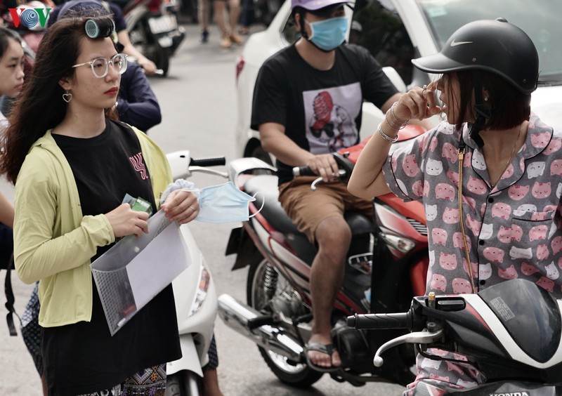 sau thi chuyen, phu huynh ha noi lai tat bat lo con thi vao lop 10  hinh 5