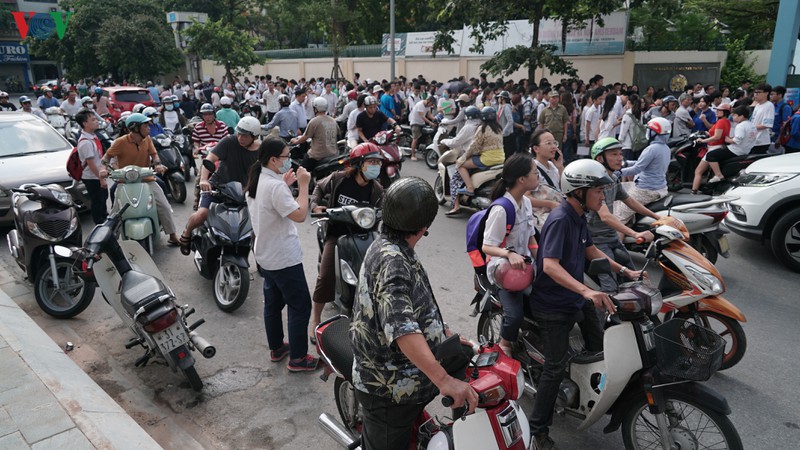 sau thi chuyen, phu huynh ha noi lai tat bat lo con thi vao lop 10  hinh 1