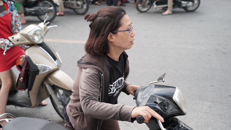 sau thi chuyen, phu huynh ha noi lai tat bat lo con thi vao lop 10  hinh 3