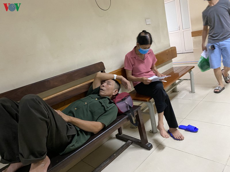 nhieu nguoi khong deo khau trang tai cac benh vien o ha noi hinh 3