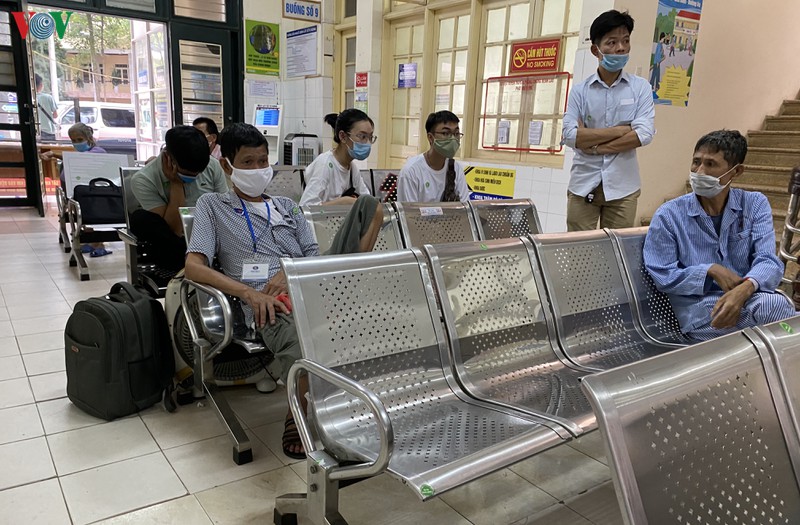 nhieu nguoi khong deo khau trang tai cac benh vien o ha noi hinh 9