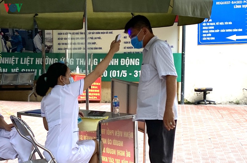 nhieu nguoi khong deo khau trang tai cac benh vien o ha noi hinh 10