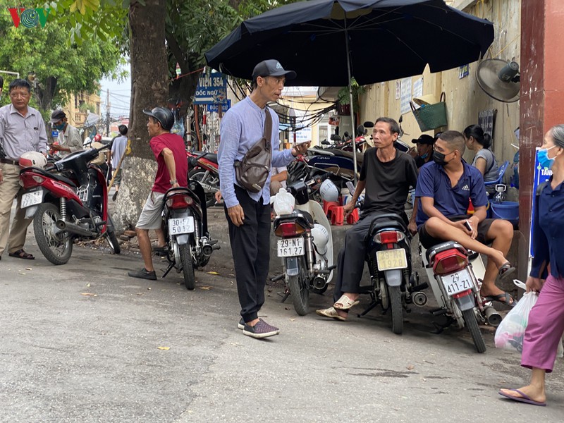 nhieu nguoi khong deo khau trang tai cac benh vien o ha noi hinh 11