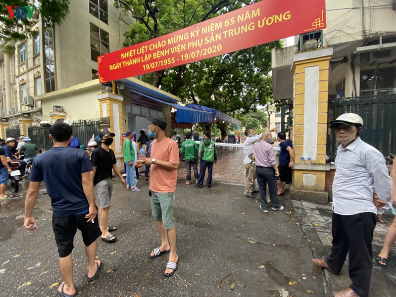 nhieu nguoi khong deo khau trang tai cac benh vien o ha noi hinh 6