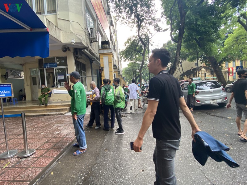 nhieu nguoi khong deo khau trang tai cac benh vien o ha noi hinh 8