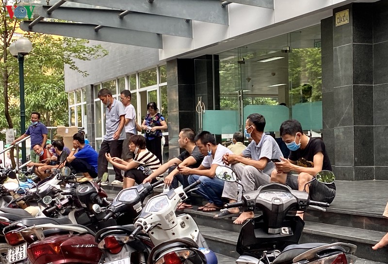 nhieu nguoi khong deo khau trang tai cac benh vien o ha noi hinh 1