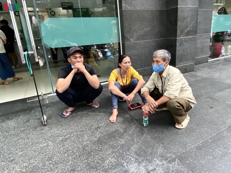 nhieu nguoi khong deo khau trang tai cac benh vien o ha noi hinh 2