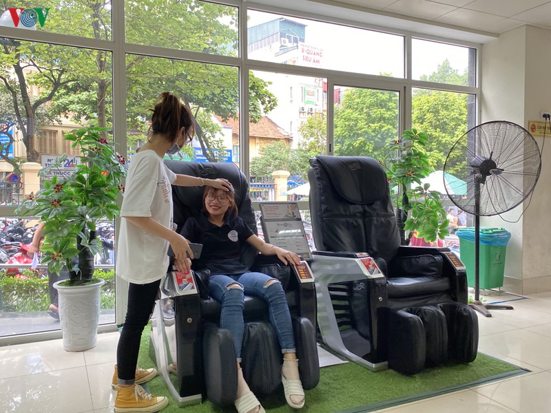 nhieu nguoi khong deo khau trang tai cac benh vien o ha noi hinh 4