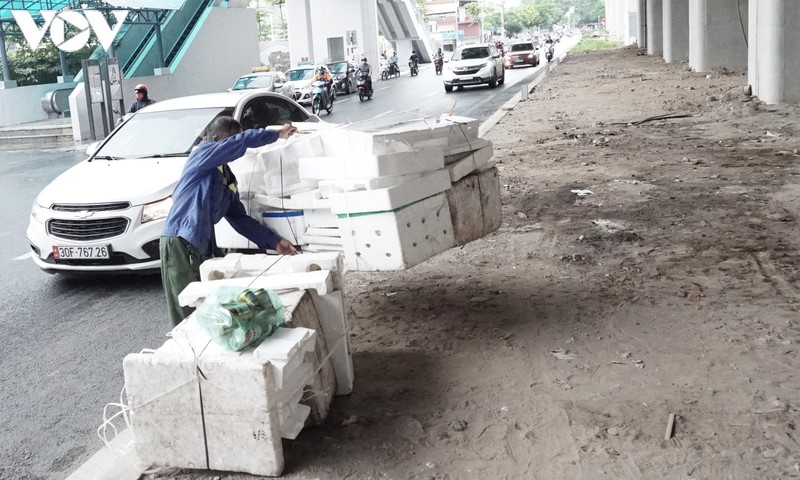 rac thai, do xe tu phat doc tuyen duong sat tren cao cat linh - ha dong hinh 6