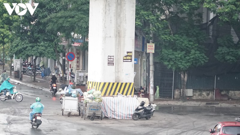 rac thai, do xe tu phat doc tuyen duong sat tren cao cat linh - ha dong hinh 2