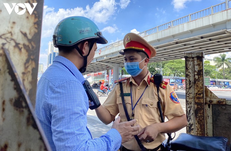 lái xe say rượu, "xin xỏ" khi bị yêu cầu thổi nồng độ cồn trên phố ở hà nội hình 6 lai xe say ruou, "xin xo" khi bi yeu cau thoi nong do con tren pho o ha noi hinh 6