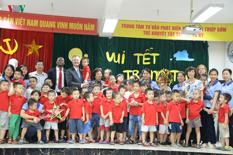 dai su my lam den trung thu cung tre khuyet tat viet nam hinh 12