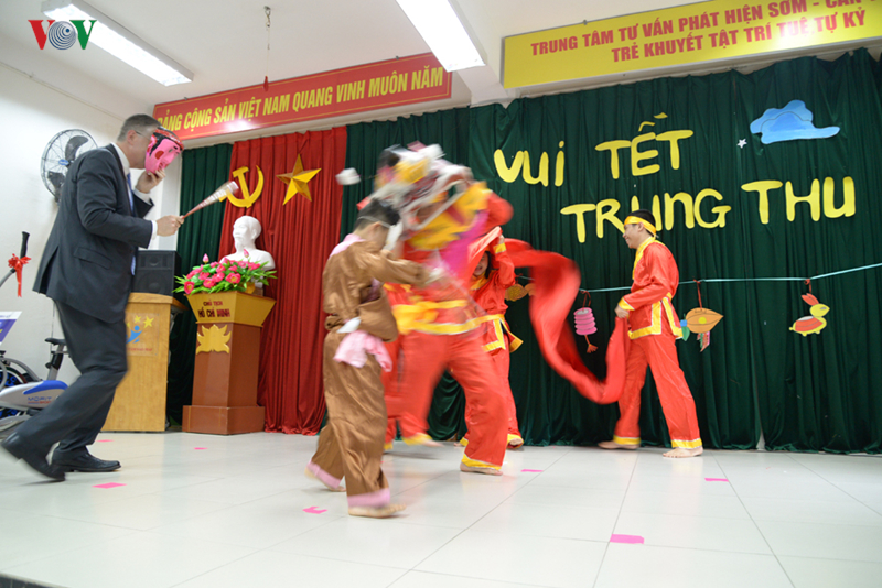 dai su my lam den trung thu cung tre khuyet tat viet nam hinh 5