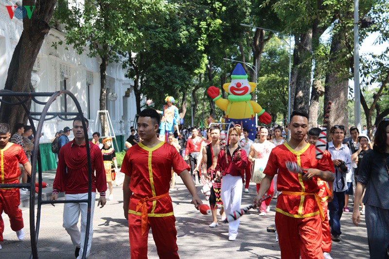 pho di bo ho guom soi dong cung cac nghe si xiec hinh 8