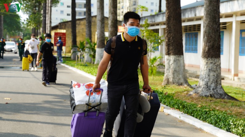 tphcm: khoang 200 nguoi hoan thanh cach ly o truong quan su quan khu 7 hinh 8