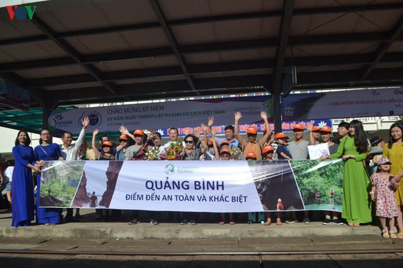 don chuyen tau hoa charter dau tien cho khach du lich den quang binh hinh 1