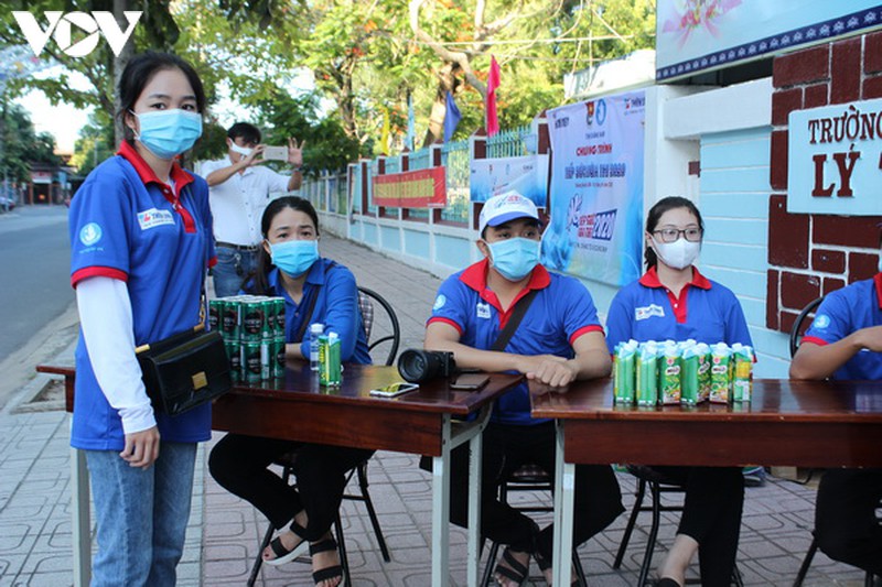 mien trung nhieu thi sinh vang buoi thi sang nay do thuc hien gian cach xa hoi hinh 1