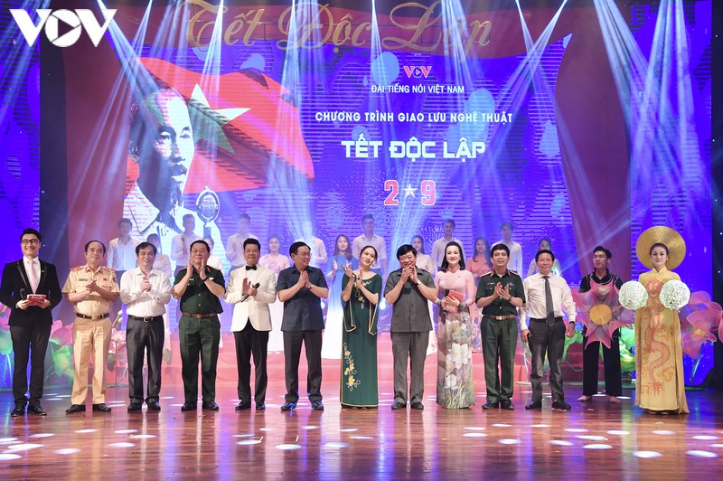 xuc dong on lai trang su hao hung cua dan toc trong chuong trinh "tet doc lap" hinh 6