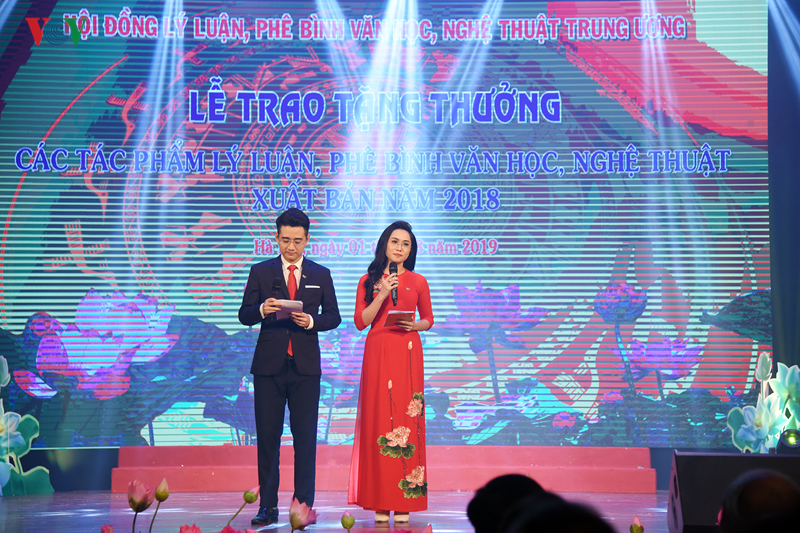 toan canh le trao tang thuong 15 tac pham ly luan, phe binh vhnt hinh 1